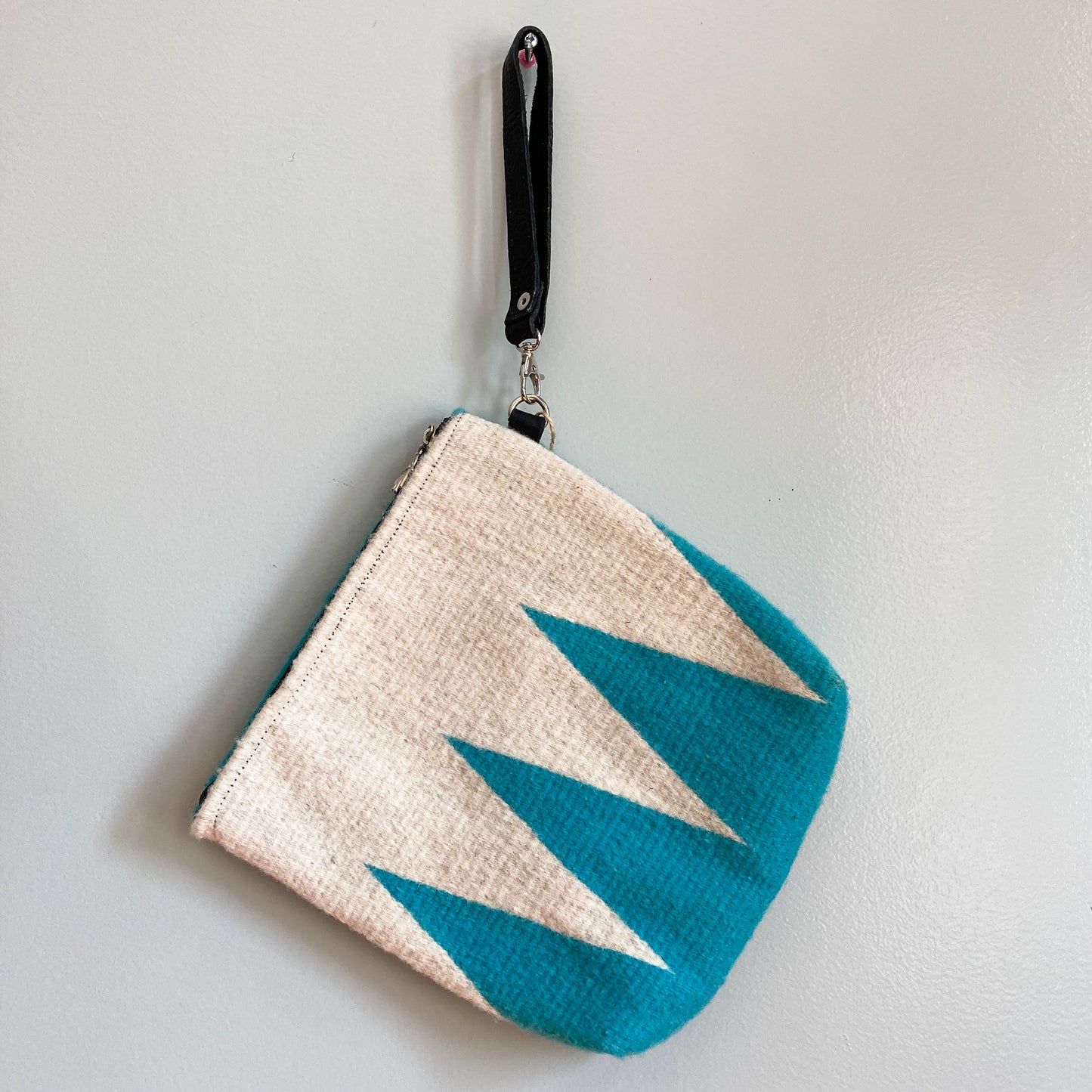 9"x 9½"
aqua, white,
hand woven
black leather handle