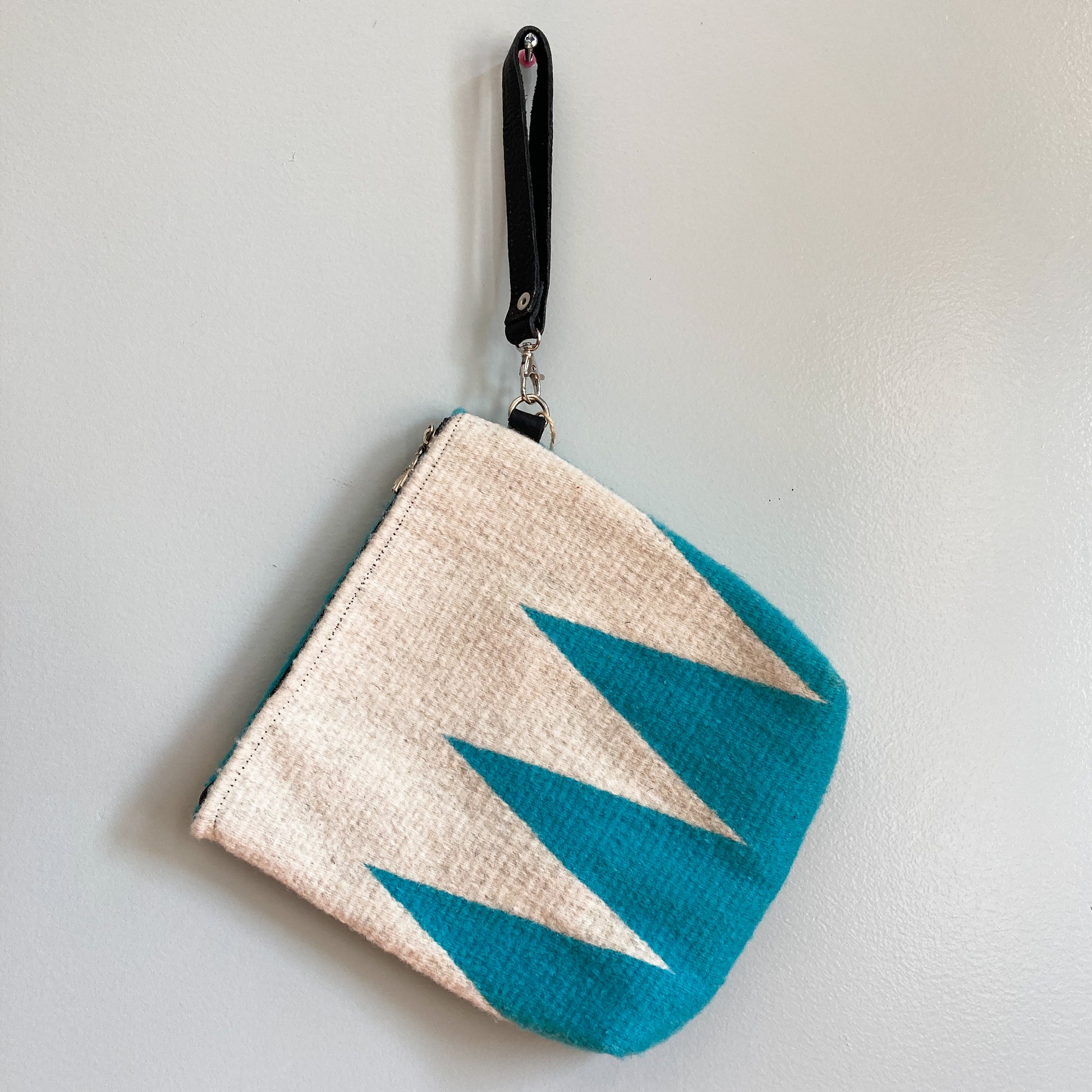 9"x 9½"
aqua, white,
hand woven
black leather handle