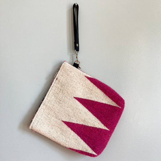 9"x 9½"
pink and white,
hand woven
black leather handle